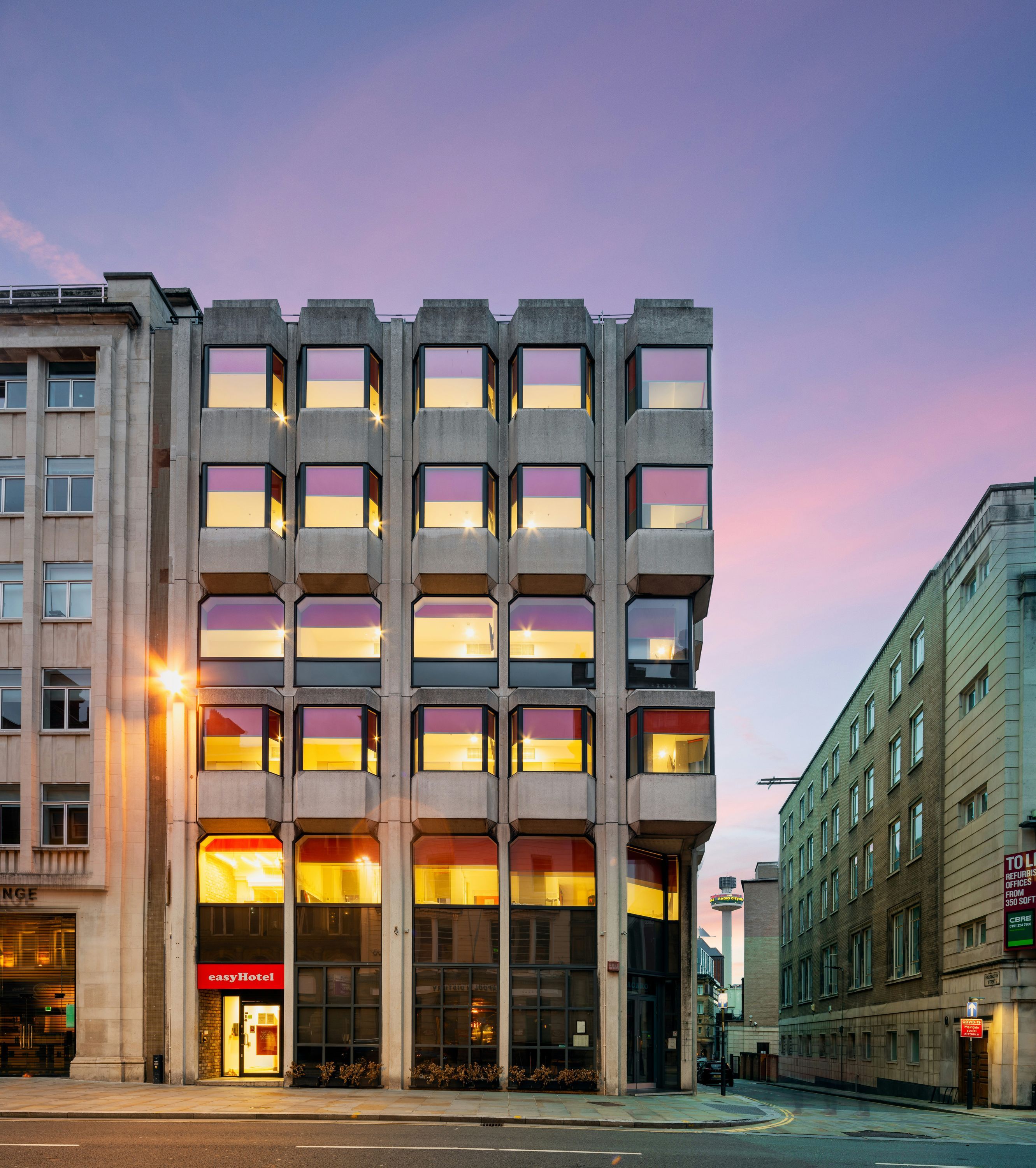 إيزيهوتيل ليفربول