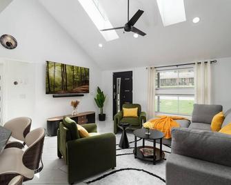 Serene Oasis Near Rock River - Rockford - Stue