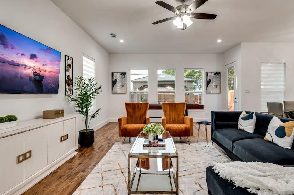 Home Near Dt Dallas, Sleeps 16, Fifa-20 Min to At&t Stadium, Hot Tub & Tankpool - דאלאס - סלון