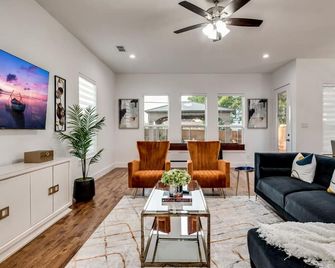 Lux 4br Near Downtown Sleeps 16 - Tank Pool, Hot Tub, Firepit, Theater, Mural - 댈러스 - 거실