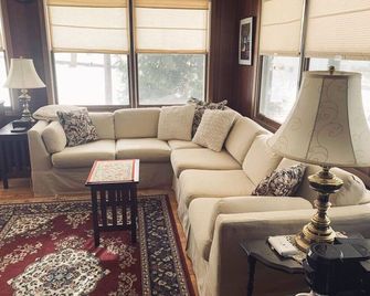 Stay-cation In Charmified Village Guest House! - Aurora - Sala de estar