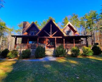 Simply Southern Cabin book your winter wonderland now! - Pipestem - Building