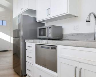 Luxury Pool Haven Scenic Views and Summer Fireworks - San Diego - Cocina