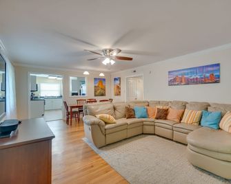 Oak Ridge Retreat w/ Porch 1 Mi to Downtown - Oak Ridge - Sala de estar