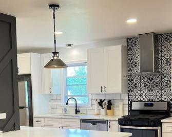 Fully Updated home. Great for the entire family! - Mundelein - Kitchen