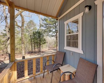 Quiet & Cozy Ouachitas Mtns Cabin w/ Trail Access - Mena - Balcony