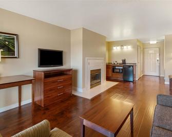 Best Western Plus John Jay Inn & Suites - Palmdale - Bedroom