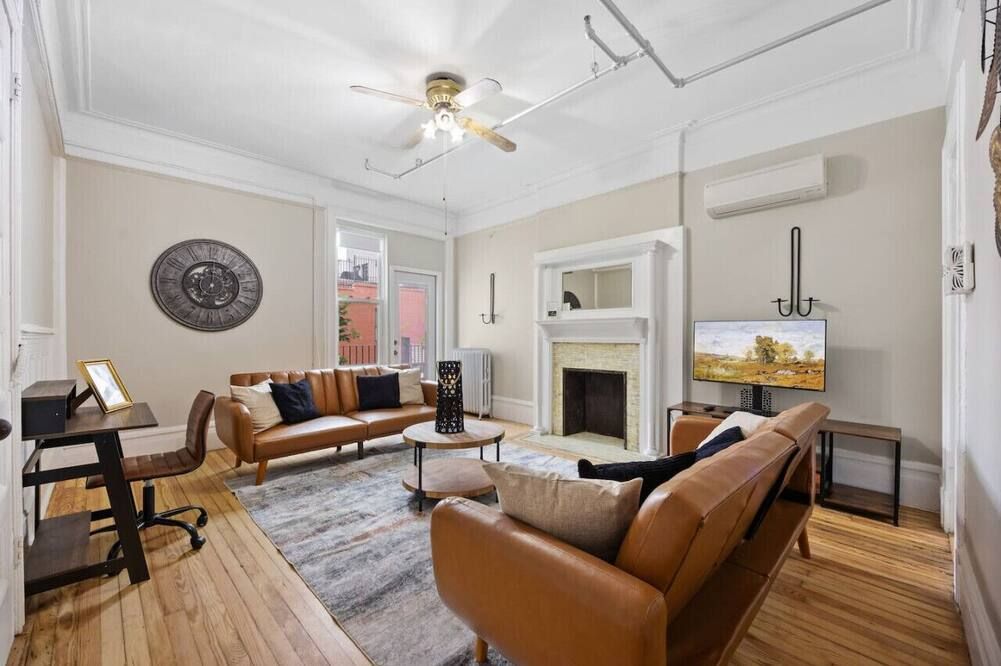 Artful 3 BDR and Private Patio Near Subway and Stadium at 'Vintage Luxe' - ניו יורק - סלון