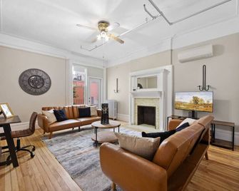 Artful 3 BDR and Private Patio Near Subway and Stadium at 'Vintage Luxe' - ניו יורק - סלון
