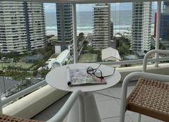 The Crest Apartments - Main Beach - Balcón