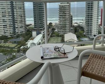 Crest Apartments - Main Beach - Balcony