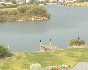 Whole house with great views, open plan living for family and friends to enjoy. - Goolwa - Golf course