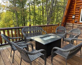 Beautiful 5 Bedroom House located in the heart of Windham Mountain. - Hensonville - Balcón