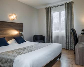 Logis Hotel Le Petit Casset - La Boisse - Bedroom