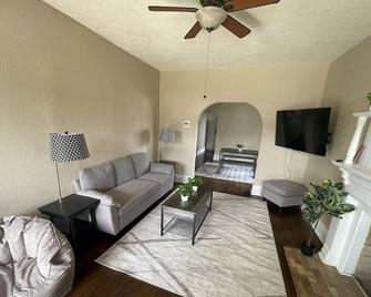 Cute 2 bed 1 bath with off street parking - Saint Albans - Living room