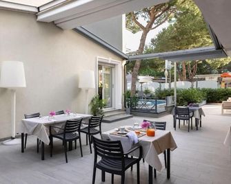 Hotel Adriatica - Riccione - Patio