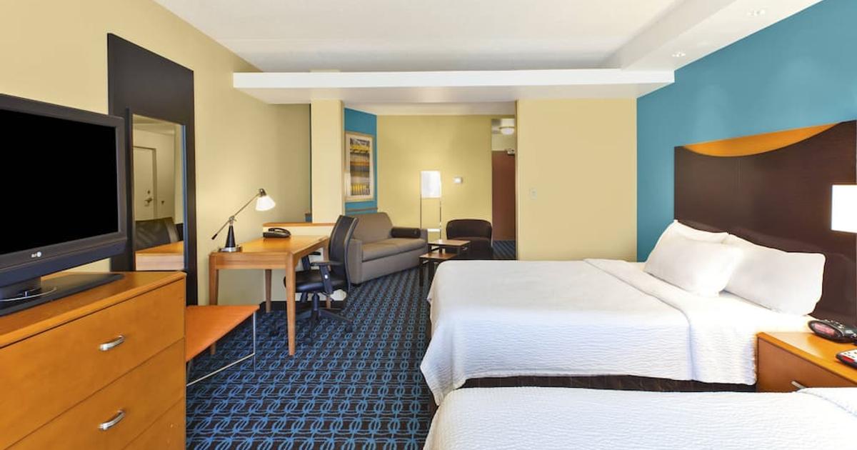 Fairfield by Marriott Bed & Bedding Set