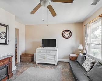 Efficient &Charming Studio Condo with Secret Features - Kokomo - Living room