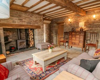 Pen Bont Home Farm, Pet Friendly, With Open Fire In Builth Wells - Brecon - Living room