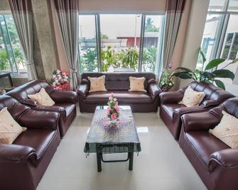 Wattanawan Hotel - Thoeng - Living room