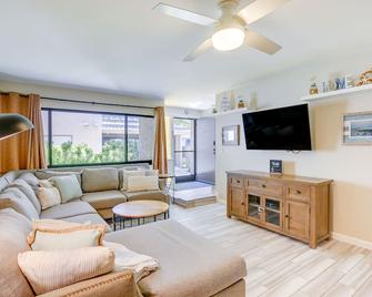 Solana Beach Condo with 4 Pools and Beach Access! - Solana Beach - Living room