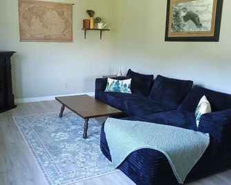 Lake view/Private farm/ King bed/ Salmo-Fruitvale - Fruitvale - Living room