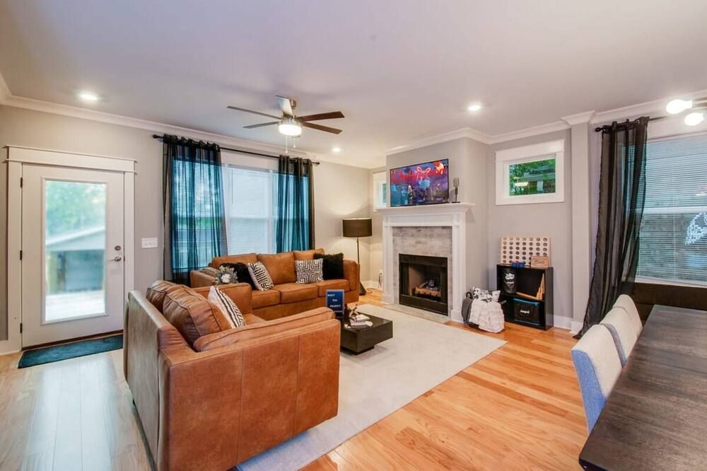 Booking Fast 12 Beds-large Yard - Nashville - Living room