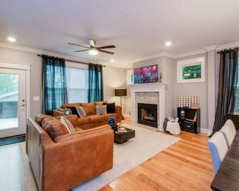 Booking Fast 12 Beds-large Yard - Nashville - Sala de estar