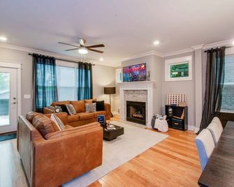 Booking Fast 12 Beds-large Yard - Nashville - Living room