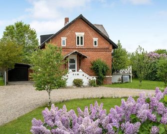Apartment with balcony in villa Hojer - Højer - Edificio