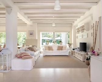 Villa Portorosa with large garden and private heated pool - Furnari - Obývací pokoj