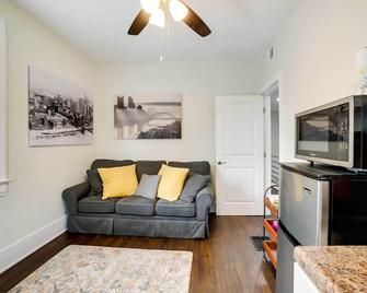 Walk to Walnut St Pet-Friendly Pittsburgh Home! - Pittsburgh - Living room