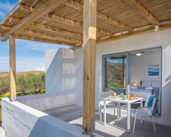 Deluxe apartment with panoramic sea view located on the hill of Provatas - Plaka - Patio