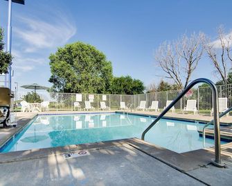 Motel 6 Salina Ks - Salina - Piscina