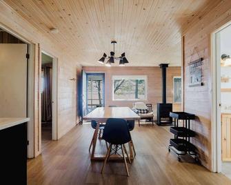 Georgian Bay Rockwood 3-bdrm Waterfront Cottage #2 - Nobel - Comedor