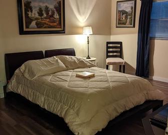 Great Small Villa With The Best Community Resort Type Pool Around. Come Enjoy!!! - Margate - Bedroom