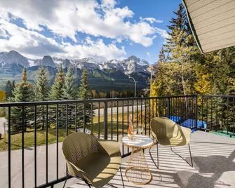 Newreno Spectacula Mountainview Kingbed Jacuzzi Chalet - Harvie Heights - Balcony