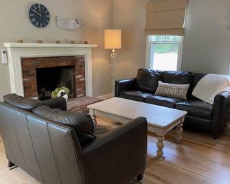 Lovely Home Close to National Seashore Beaches! - Eastham - Living room