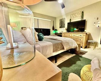 Spacious 1 BR villa on golf course with epic views! - Palm Desert - Bedroom