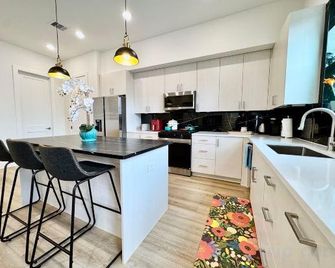Centrally located cozy getaway near downtown - Houston - Kitchen