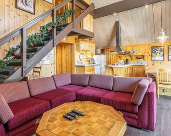 Chalet #17, Charming Ski in/ Ski Out Steps to the - Mammoth Lakes - Salon