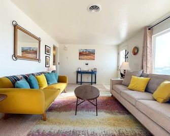 Kanab home with HUGE fenced in backyard-Pets Welcome - Kanab - Soggiorno