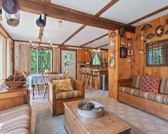 The Kennel Club - pet friendly, Beaver Mountain Lake - Rangeley - Living room