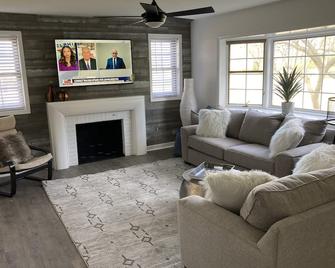 Modern farmhouse charm in the heart of Bethlehem - Bethlehem - Living room