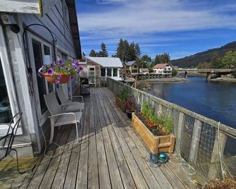 Waterfront Cottage Rental - Seldovia - Balcón