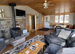 Picturesque Up North Lakeside Family Getaway - Sturgeon Lake - Stue