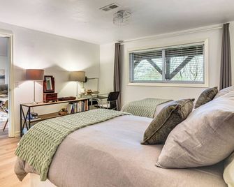 3 Mi to Downtown Portland Lush Flat with Fire Pit - Portland