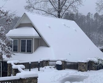 Lakefront Family-Focused Home 20 Minutes From Tiec - Landrum - Building