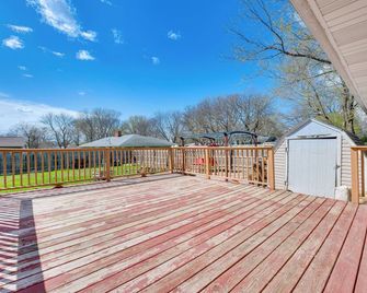Newly Remodeled Home in Storm Lake with Private Yard - Storm Lake - Balcony