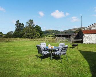 A relaxing escape for couples in a cosy old cottage with gorgeous rural views. - Llangollen - Patio